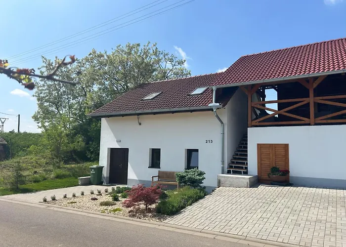 Apartman Sebina Zarucujici Absolutni Soukromi A Klid S Lahvi Vina Jako Darek