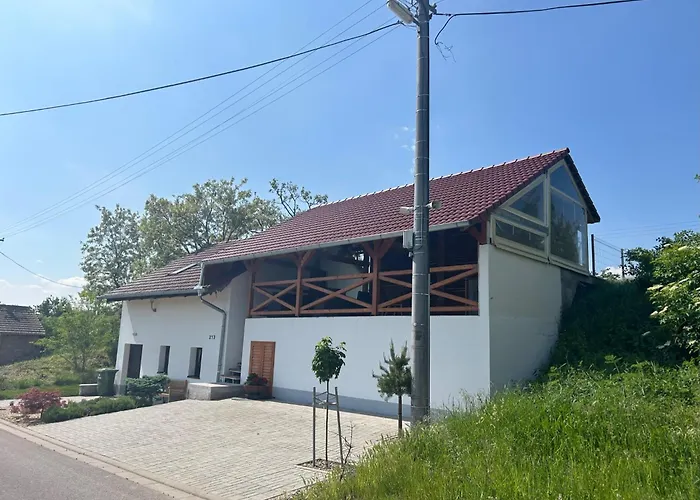 Apartman Sebina Zarucujici Absolutni Soukromi A Klid S Lahvi Vina Jako Darek
