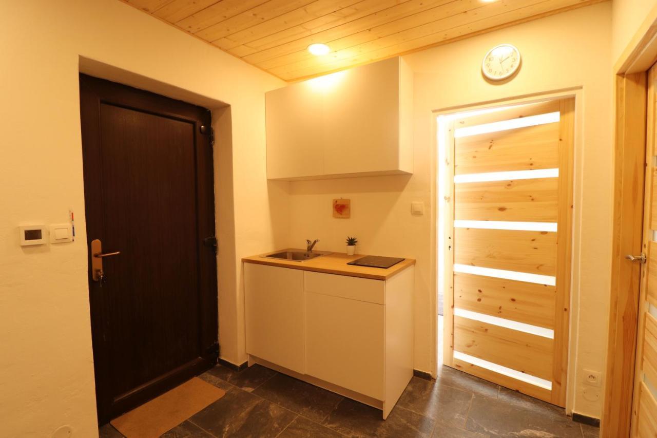 Sebina Zarucujici Absolutni Soukromi A Klid S Lahvi Vina Jako Darek Apartment Drnholec