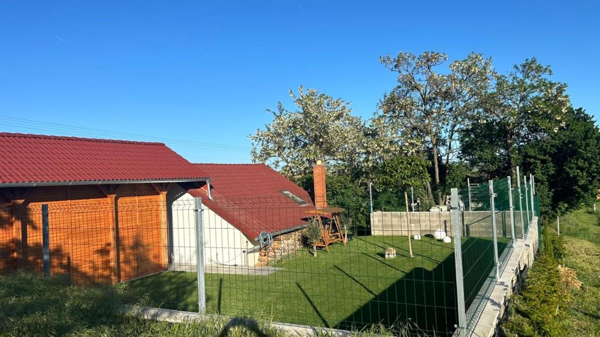 Apartment Sebina Zarucujici Absolutni Soukromi A Klid S Lahvi Vina Jako Darek Drnholec