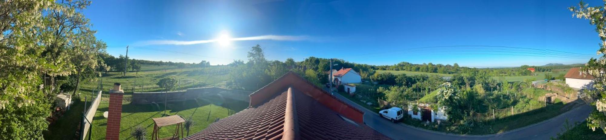 Sebina Zarucujici Absolutni Soukromi A Klid S Lahvi Vina Jako Darek Apartment