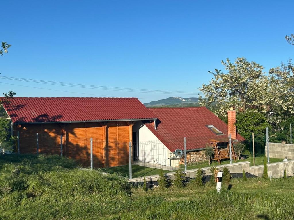 Sebina Zarucujici Absolutni Soukromi A Klid S Lahvi Vina Jako Darek Drnholec