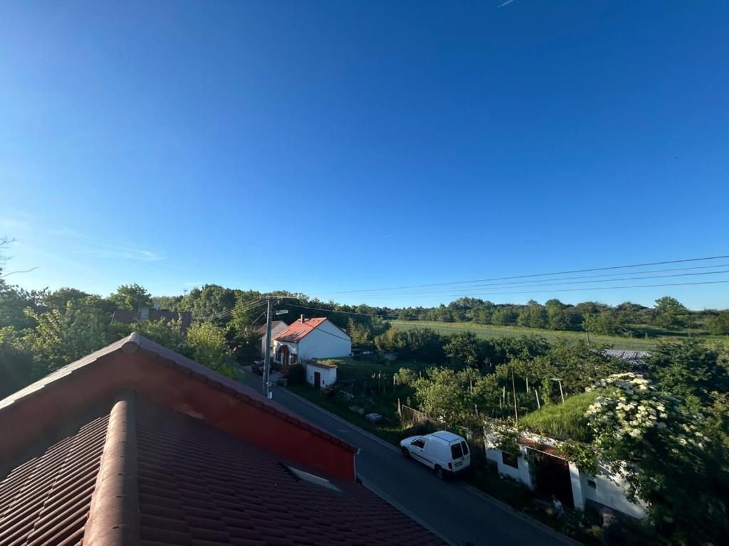 Sebina Zarucujici Absolutni Soukromi A Klid S Lahvi Vina Jako Darek Drnholec