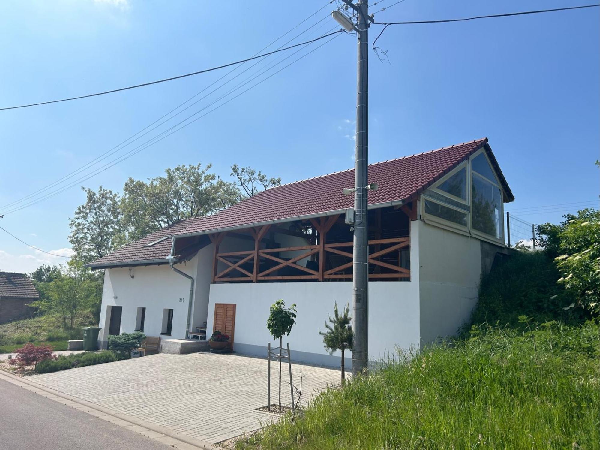 Apartment Sebina Zarucujici Absolutni Soukromi A Klid S Lahvi Vina Jako Darek Drnholec